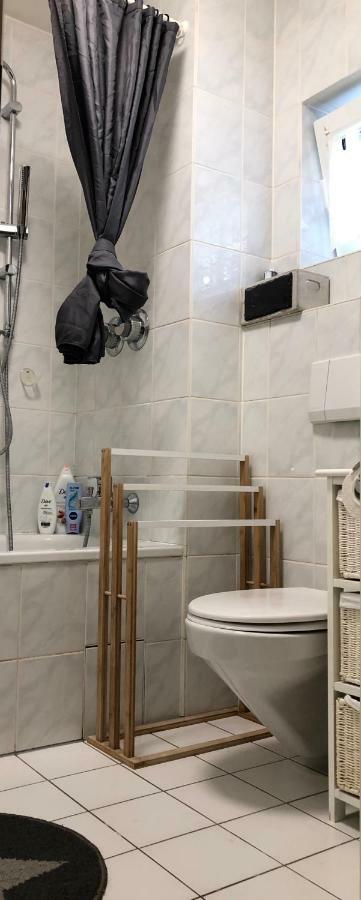 Parkplatz Und Balkon - Burberg'S Heimathafen In فيسبادن المظهر الخارجي الصورة